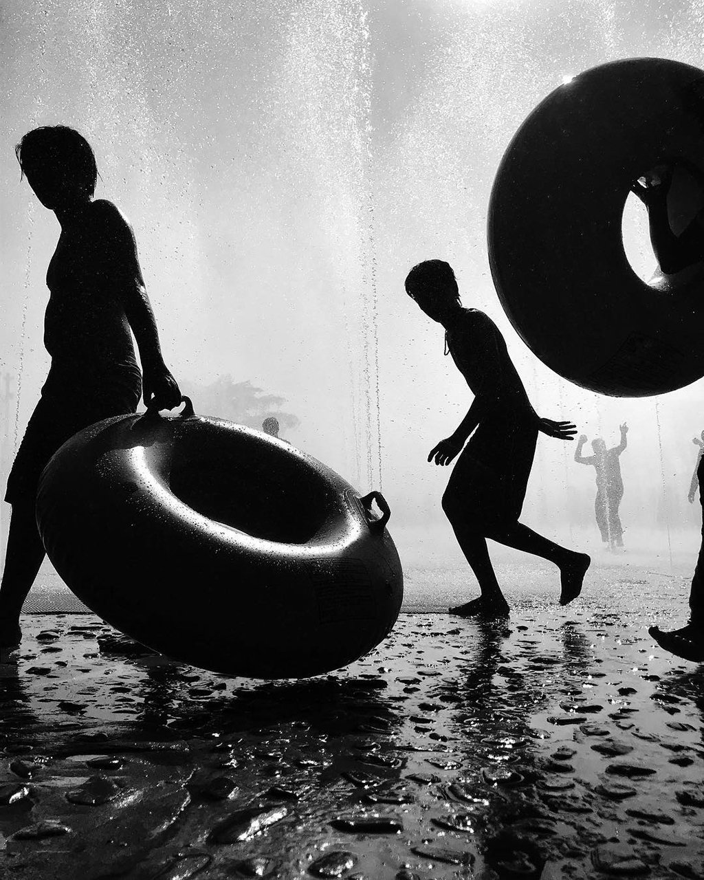 Mobiography Photo Challenge: 15 Superb Examples of Street Photography Taken With A Smartphone 12